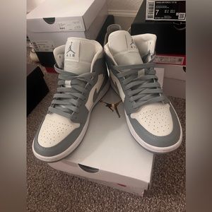 Air Jordan 1 Mid Stealth White